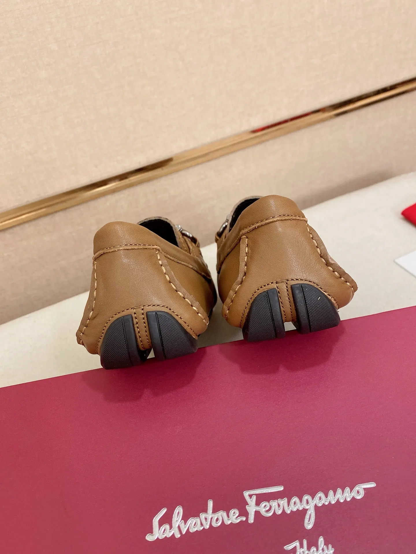 Men's shoes💰: 560💰High-end quality! Ferragamo🆕🆕Exclusive hot-selling products in stock🔥🔥New products on the shelves, high-quality Ferragamo men's pea shoes, high-end casual driving shoes, with complete packaging! 💪 💪 Material: imported cowhide 🐂 + imported high-quality water-dyed cowhide lining + wear-resistant outsole 👍🏻👍🏻 Features: high-end and comfortable, purely handmade 🚀 🚀 Create the perfect shoes that suit you best 🔥 🔥 Size: (38-44) 45 standard size can be customized!